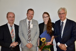 Foto (v.l.): DGG Past-President Privatdozent Dr. Rupert Püllen, DGG President elect Professor Hans Jürgen Heppner, Preisträgerin Anna Maria Schwarz sowie DGG-Präsident Professor Jürgen M. Bauer.