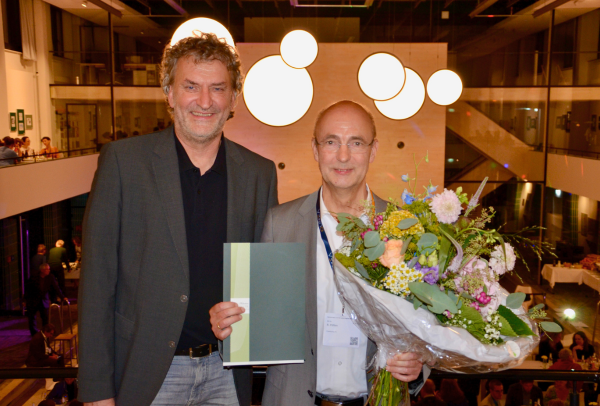 Privatdozent Dr. Rupert Püllen (re.) erhält den Schiffbauer-Ehrenpreis aus den Händen von DGG-Präsident Professor Markus Gosch