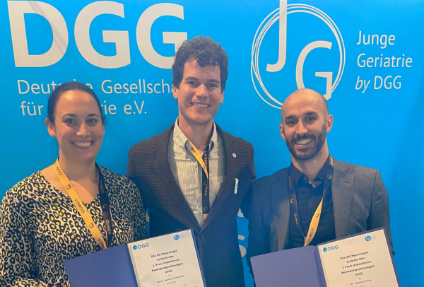 Siegerehrung des Videoforums Bewegungsstörung der DGG-Arbeitsgruppe Neurologie: Mit-Initiator und Forum-Moderator Dr. Johannes Trabert (Bildmitte) überreicht die Siegerurkunden an Privatdozentin Dr. Marlena Schnieder und Dr. Thomas Kocar.